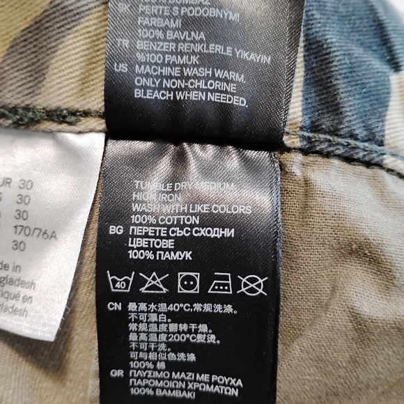 Divided | Woman's Camouflage Ankle Pants | Size 30 - Picture 13 of 15